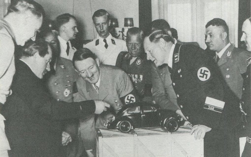 Hitler smiler af glæde - ej vellyst - da han præsenteres for en model af VW, formentlig 1934-35